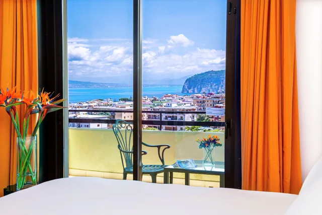 غرفة بسرير كينج بإطلالة على البحر، Hilton Sorrento Palace 3/4