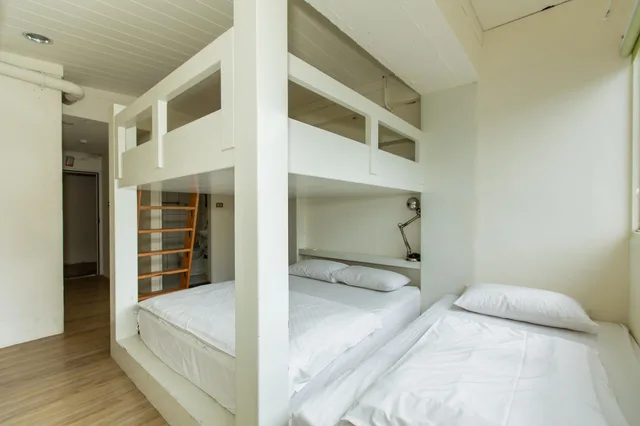 غرفة عائلية بسرير فردي وسرير بطابقين، Mr Lobsters Secret Den Design Hostel 1/4