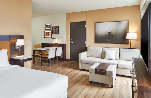 استوديو بسرير كينج مع أريكة لذوي الإعاقة، Embassy Suites by Hilton Nashville Downtown Convention Center 3/7