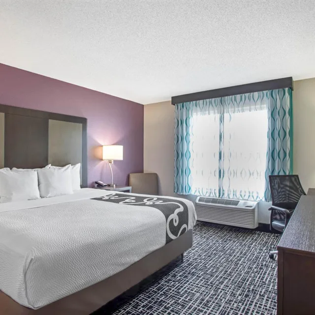 Deluxe, King Bed, Bathtub, Accessible, La Quinta Inn & Suites by Wyndham Hopkinsville 4/10