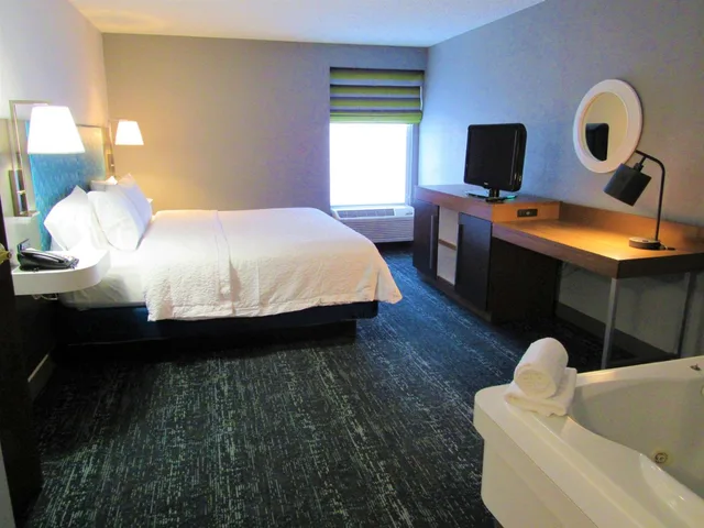 جناح بسرير كينج بغرفة نوم واحدة مع أريكة بحوض جاكوزي، Hampton Inn Suites Newtown 3/10