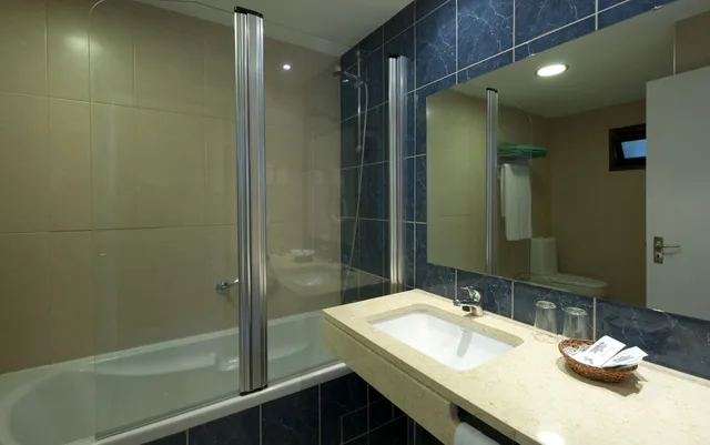 غرفة بإطلالة على البحر مفردة بسريرين منفصلين، Rocamar Hotel 4/7