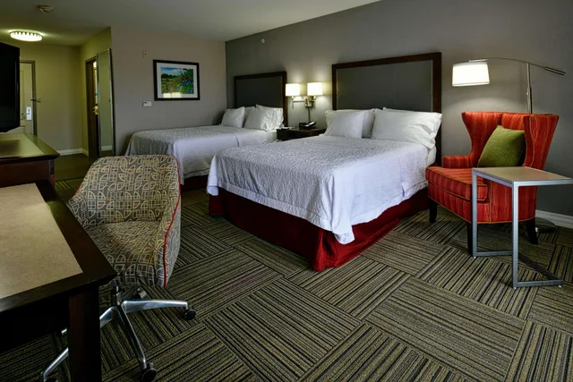Room, 2 Queen Beds, Court View, Balcony، Hampton Inn & Suites Fredericksburg 2/4