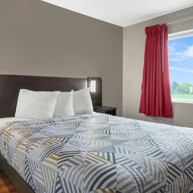 1 Queen Bed - Mobility Accessible Tub, Micfridge, Non-Smoking، Motel6 Montgomery, AL - Airport 8/10