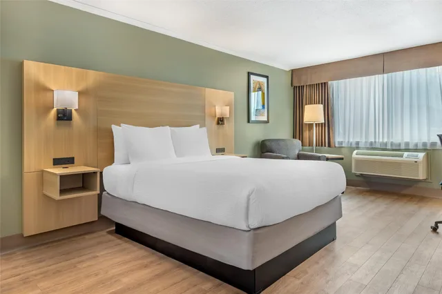 Room, Queen Bed, Best Western Plus Ottawa City Centre 3/7