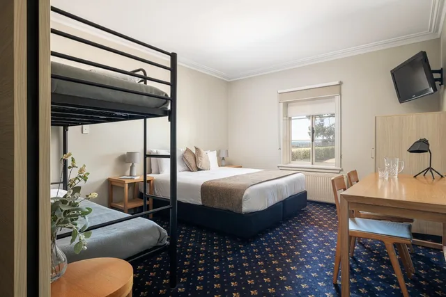 جناح جونيور عائلي، Sovereign Hill Hotel 9/10