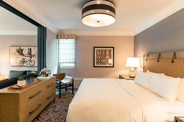 Luxury, Suite, King Bed, Partial Lake View, Lake Front, Living Area, Balcony، Fairmont Jasper Park Lodge 3/5