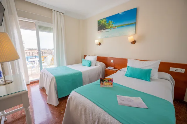 غرفة بسريرين منفصلين بشرفة، Hotel Romerito 3/9