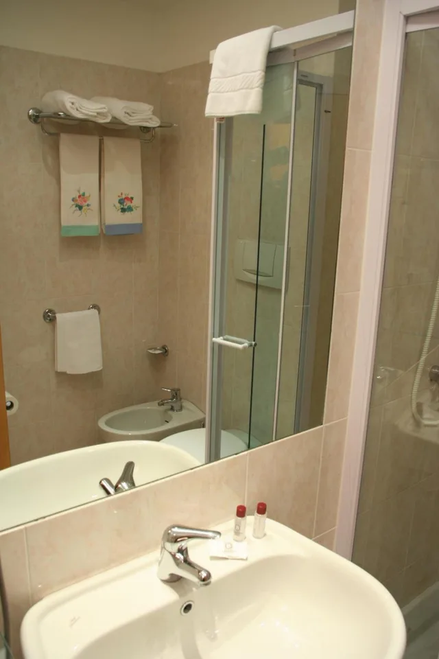 غرفة مفردة، Albert Hotel 2/2