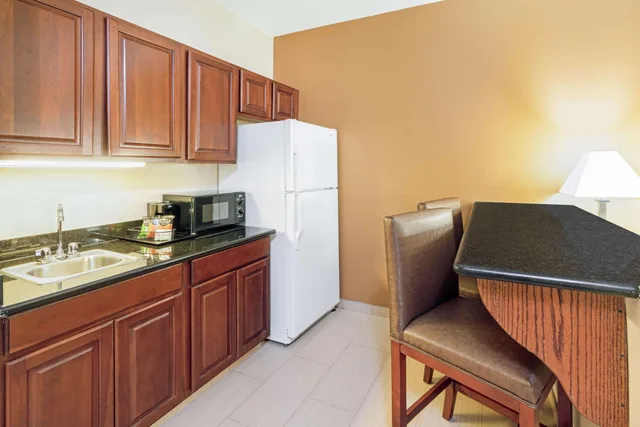 غرفة ديلوكس بسرير كينج، La Quinta Inn & Suites by Wyndham Midwest City - Tinker AFB 5/5