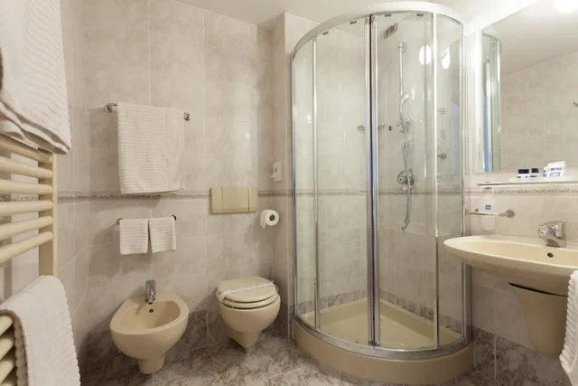 غرفة قياسية ثلاثية، Hotel Continental 3/3