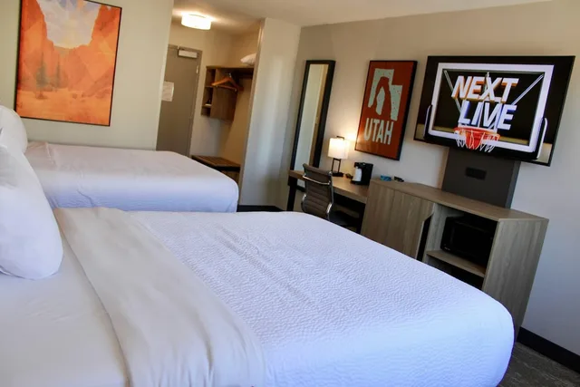 غرفة قياسية بسريرين كوين، The Cairn Hotel 1/6