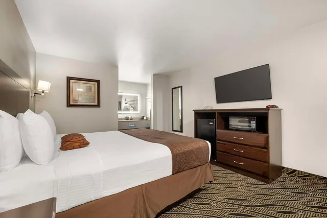 غرفة بسرير كينج للمدخنين، Best Western Red Carpet Inn 2/4