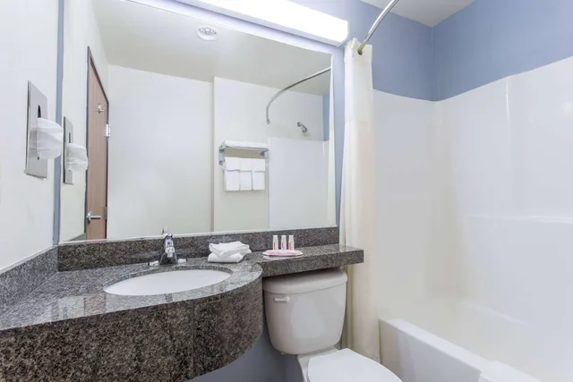 غرفة قياسية بسريرين كوين، Microtel Inn Suites Klamath Falls 4/5
