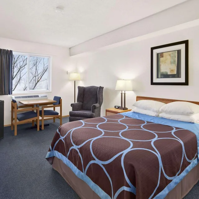 Room, King Bed, Queen Bed, Accessible, Super 8 by Wyndham Swift Current 3/6