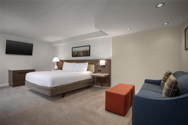 غرفة كبيرة بسرير كينج بشرفة مع أريكة، Hilton Garden Inn Kent Island Marina 1/2