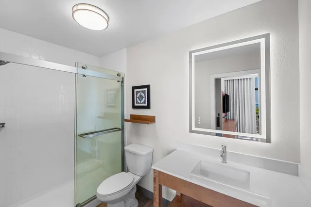 جناح ديلوكس بسريرين كوين بغرفة نوم واحدة، Country Inn & Suites by Radisson, Virginia Beach (Oceanfront) 2/5