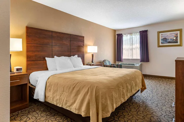 غرفة بسرير كينج، Quality Inn & Suites Manistique, MI 1/10