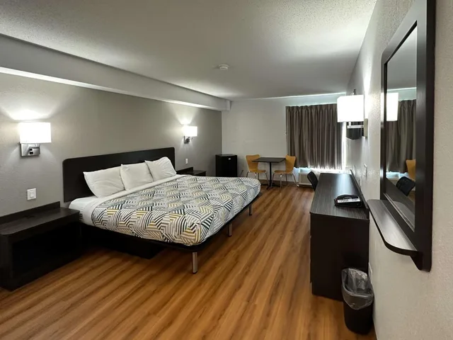 1 Queen Bed - Non-Smoking, Micfridge، Motel6 Greensboro, NC - Airport 1/9