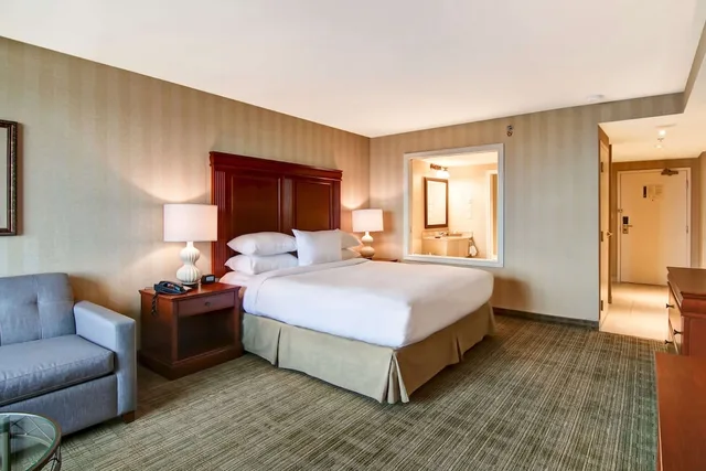 Premium, King Bed, Falls View, Bathtub، DoubleTree Fallsview Resort & Spa by Hilton - Niagara Falls 3/7