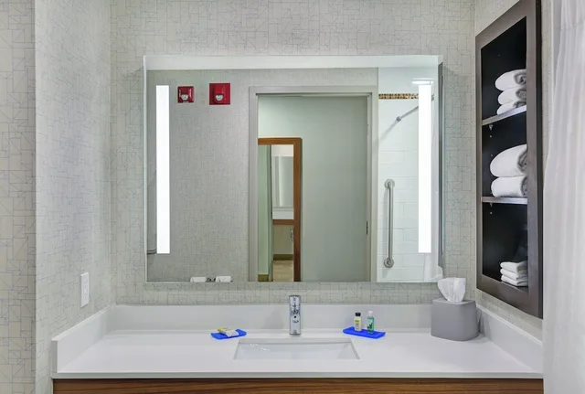 Standard, King Bed, Accessible, Holiday Inn Express Hotel Suites Woodstock South 4/5