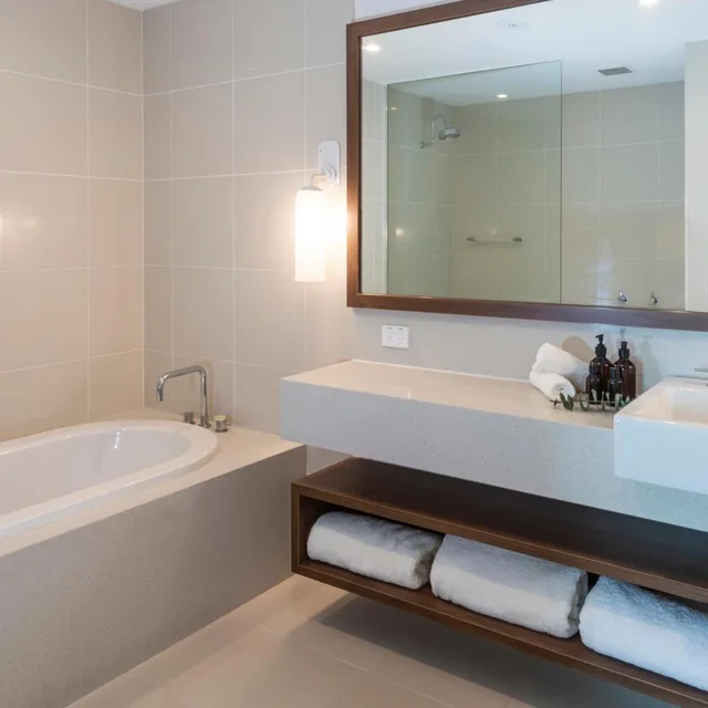 2 Bedrooms, Junior Suite, Urban View، The Sands Torquay 7/10