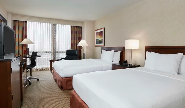 غرفة بزنس بسريرين مزدوجين في طابق مرتفع، Hilton Chicago OHare Airport 1/4