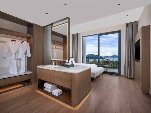 غرفة قياسية بسرير كينج بإطلالة على البحر بشرفة، Holiday Inn Resort Wanning Shenzhou Peninsula by IHG 4/5