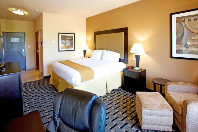 غرفة قياسية بسرير كينج لذوي الإعاقة، Holiday Inn Express Suites Beeville 9/10