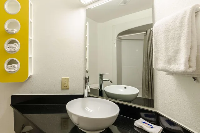 غرفة بسريرين كوين للمدخنين، Motel6 Bristol, VA 8/8