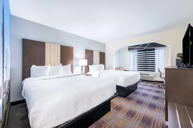 جناح بسريرين كوين مع أريكة، Clarion Pointe Madison-Huntsville 3/5