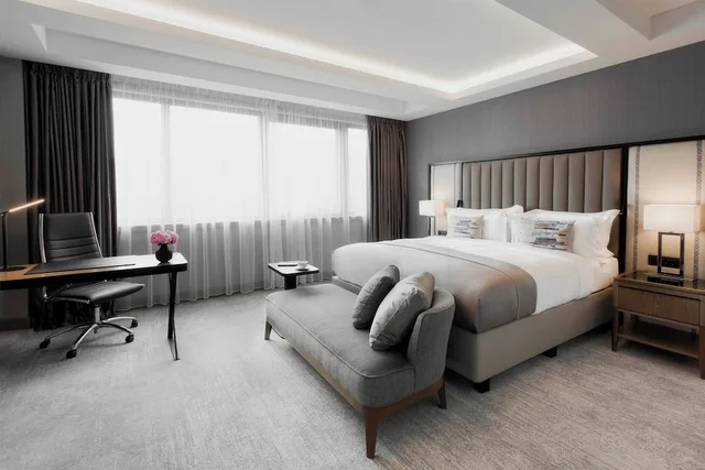 غرفة بسرير كينج بإطلالة على الجبل في الطابق العلوي، Intercontinental Sofia 3/6