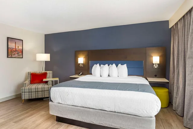 غرفة بسرير كينج بحوض استحمام لذوي الإعاقة، Best Western Premier Richmond City Gateway 1/4