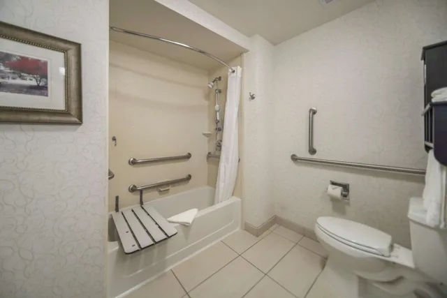 غرفة بسرير كينج لذوي الإعاقة، Hampton Inn And Suites Tulsa Catoosa 2/3