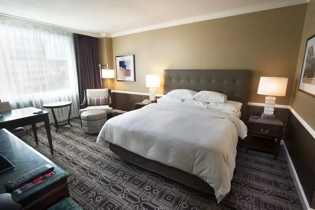 غرفة بسرير كينج بإطلالة على المدينة لذوي الإعاقة، Hilton Harrisburg 3/5