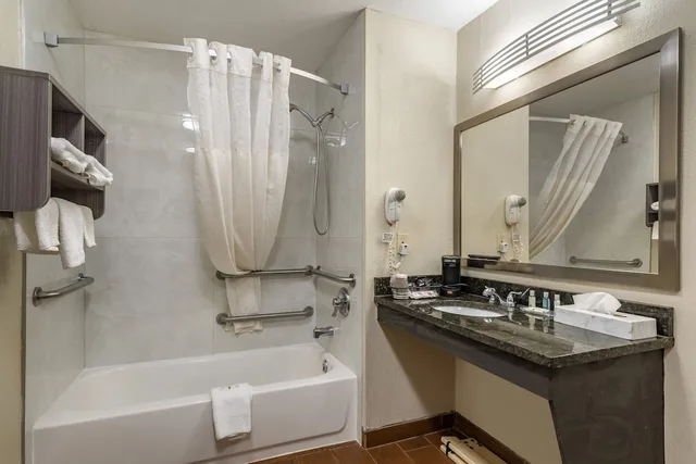 غرفة قياسية بسريرين مزدوجين، Quality Inn Conyers I-20 4/4