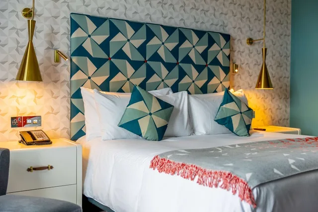 Guest Room, King Bed, Hilton Bournemouth 16/20