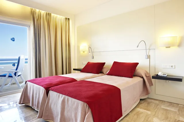 غرفة بسريرين منفصلين بإطلالة على البحر بشرفة، Grupotel Taurus Park 1/7