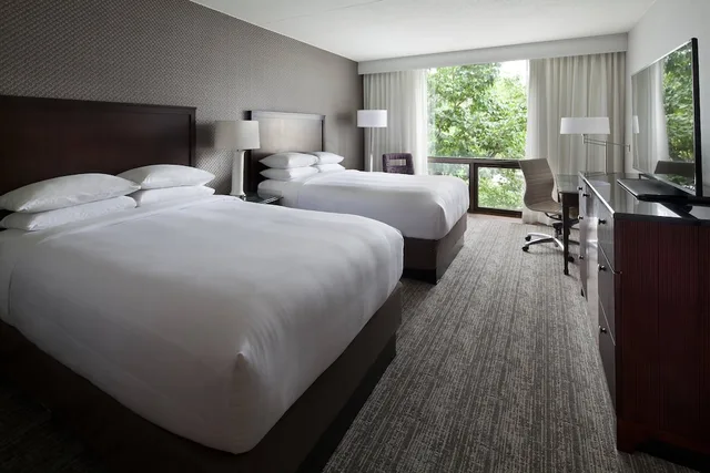 غرفة بسريرين مزدوجين بإطلالة على البحيرة لذوي الإعاقة، Washington Dulles Airport Marriott 1/4