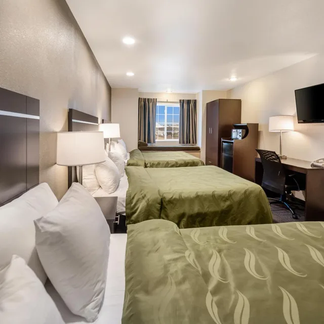 غرفة بسريرين كوين وسرير كوين، Quality Inn and Suites near NAS Fallon 4/6