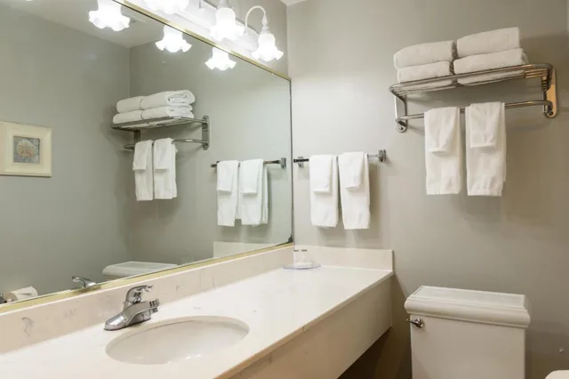 جناح بسرير كينج وسريرين كوين بغرفة نوم واحدة، Travelodge By Wyndham Monterey Bay 2/10