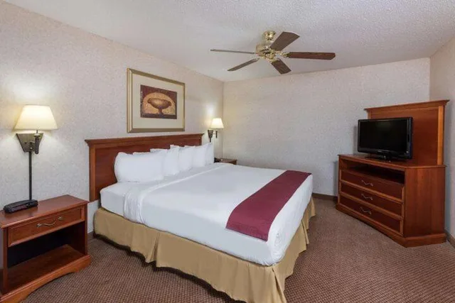 جناح شهر العسل بسرير كينج بغرفة نوم واحدة، Seasons Inn Suites Highland 2/3