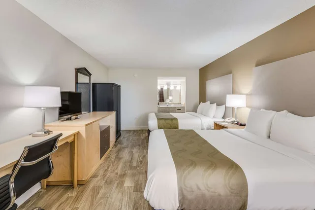 Room, 2 Queen Beds, Quality Inn and Suites Hot Springs Lake Hamilton 1/3