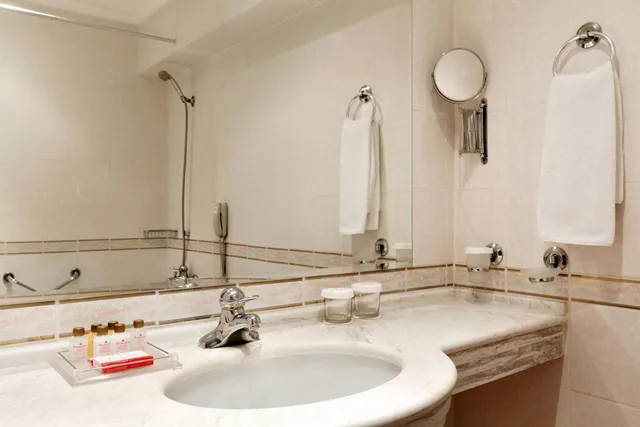 غرفة ديلوكس بسرير كوين، Ramada by Wyndham Plovdiv Trimontium 4/6