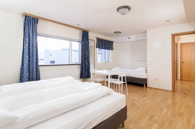 غرفة بسريرين منفصلين بحمام خاص، START HOSTEL 3/10
