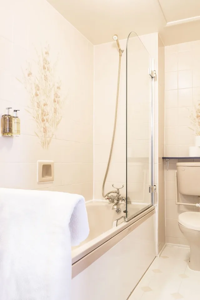 غرفة مفردة كبيرة، Mitre House 4/6