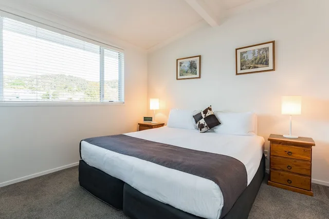 جناح عائلي بسرير كينج وثلاثة أسرّة بإطلالة على البحر بغرفة نوم واحدة، Anchorage Motel 1/2