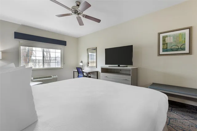 Room, King Bed, Best Western Plus Wasco Inn & Suites 2/8