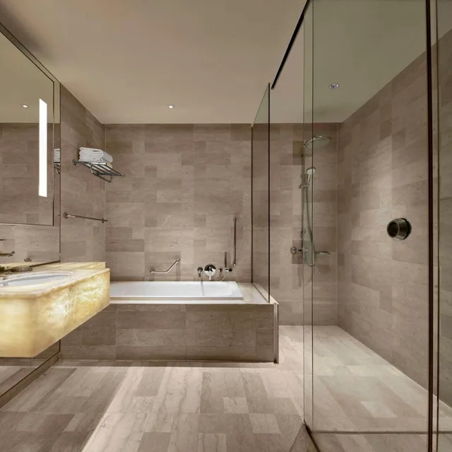 Renovated, Suite, King Bed, City View، Traders Hotel Kuala Lumpur 6/7