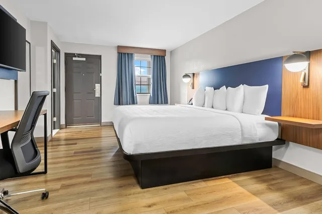 غرفة بريميير بسرير كينج، La Quinta Inn Huntsville Research Park 4/8